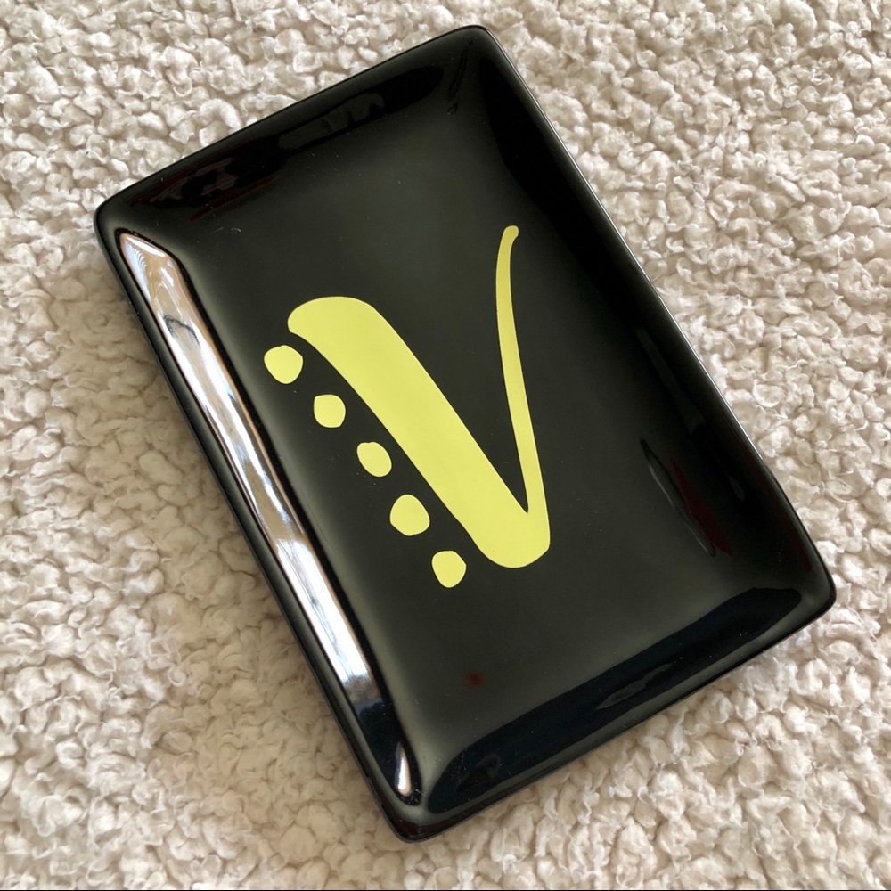 “V” letter trinket tray